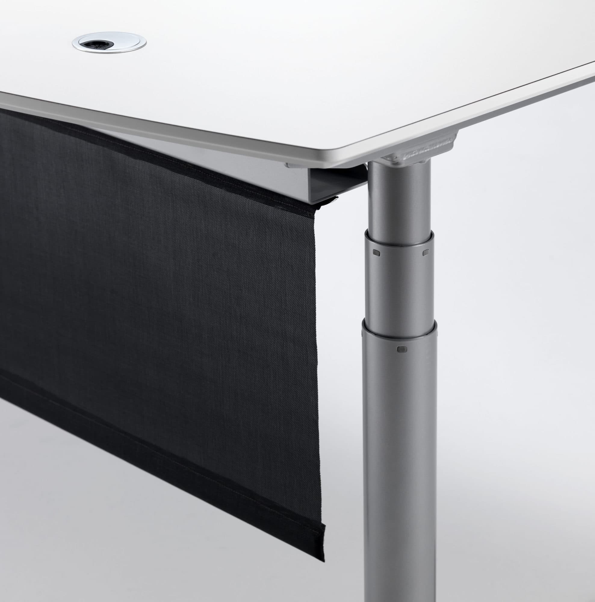 Cube Design - kontormøbler - skrivebord - hæve-sænke skrivebord - gardin - integreret kabelbakke