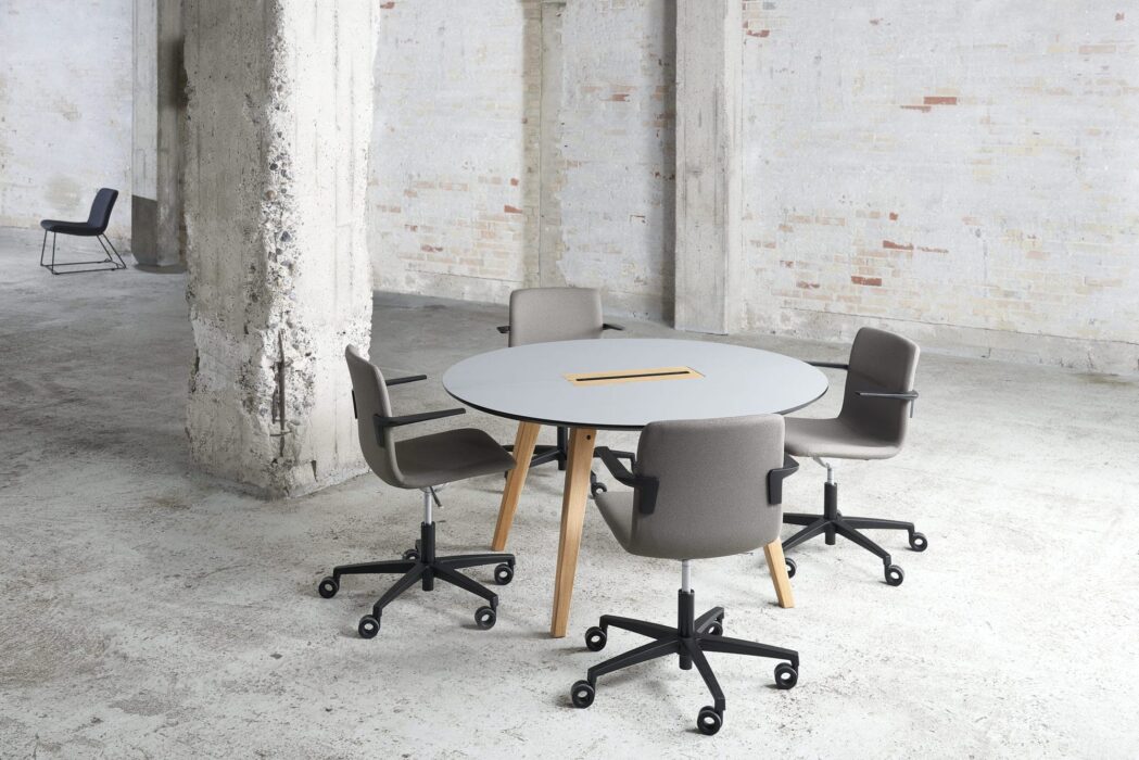 Cube Design - kontormøbler - rundt Spider bord - træben - massivt egetræ - S20 konferencestol med lav ryg - sort stel og armlæn
