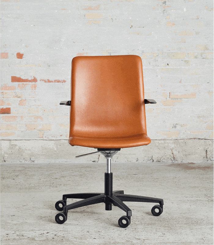 Cube Design - kontormøbler - S20 konferencestol - cognacfarvet læder - vippefunktion, højdejustering - sort stel og armlæn