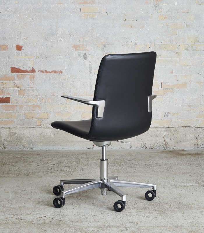 Cube Design - kontormøbler - S20 konferencestol med høj ryg - sort læder - blank krom stel og armlæn - vippefunktion