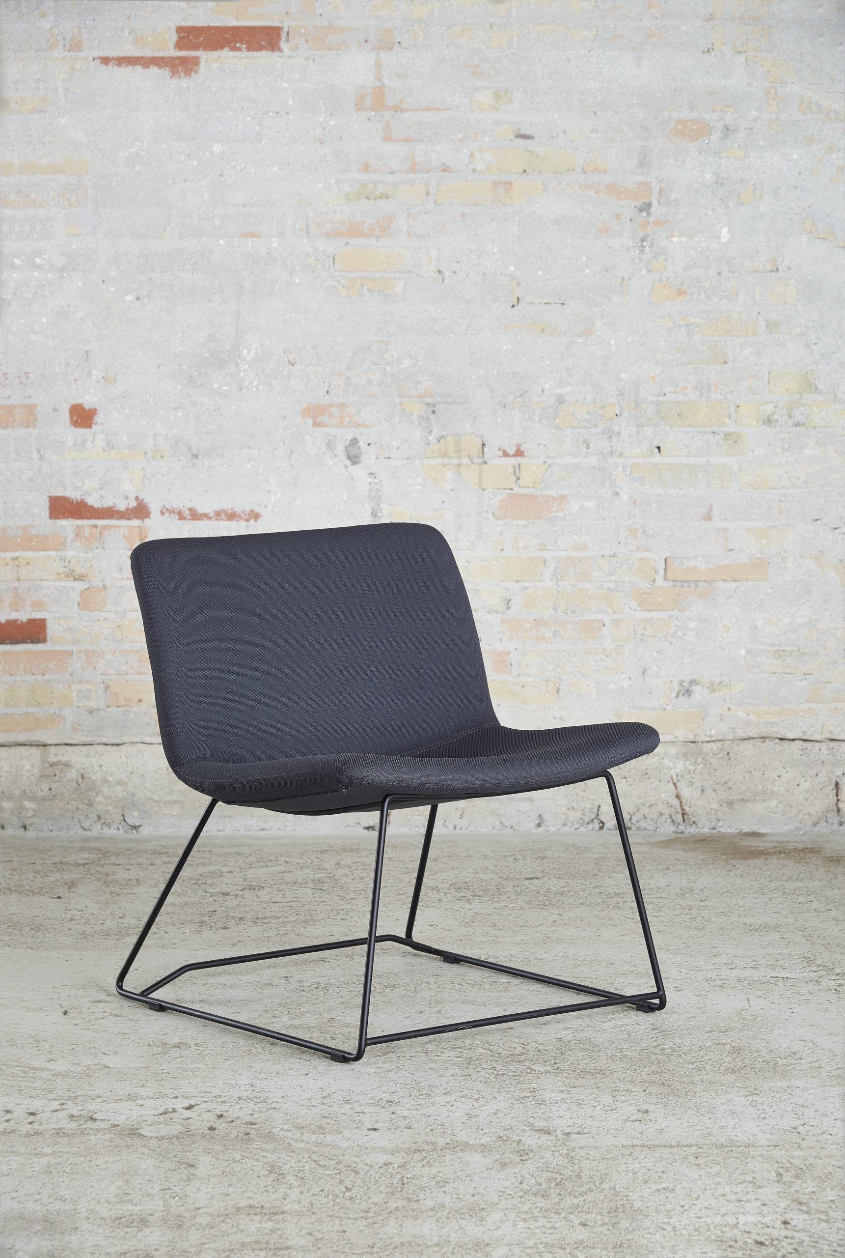 Cube Design - S20 loungestol - sort stel - polstret på sæde og ryg 