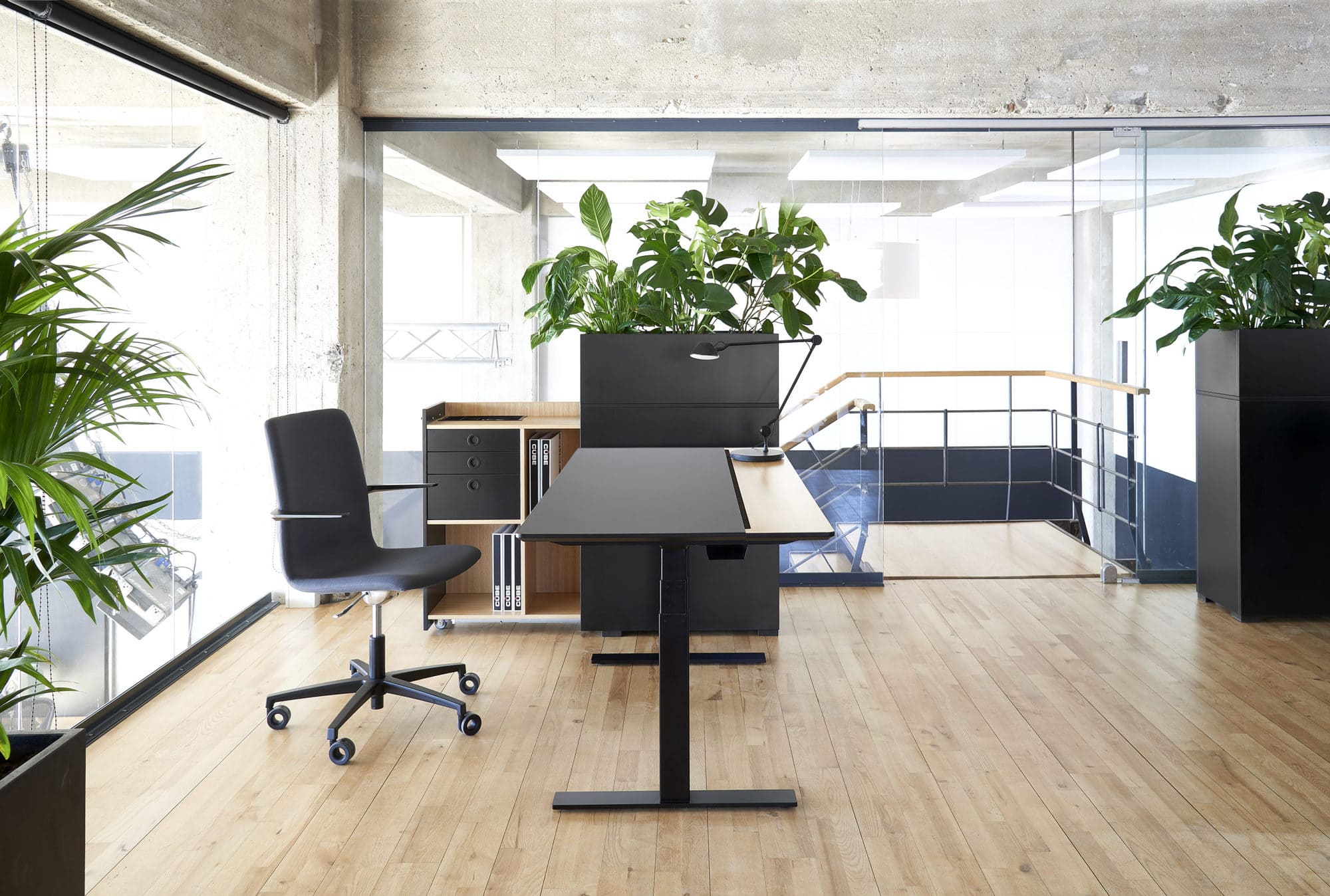 Cube Design - kontormøbler - RAW split skrivebord - udtræksskab - blomsterkasse - S20 konferencestol
